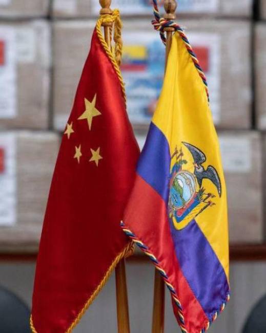Imagen de las banderas de China y Ecuador juntas.