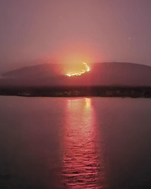 Fotografía nocturna de la erupción del volcán La Cumbre, en la isla Fernandina.
