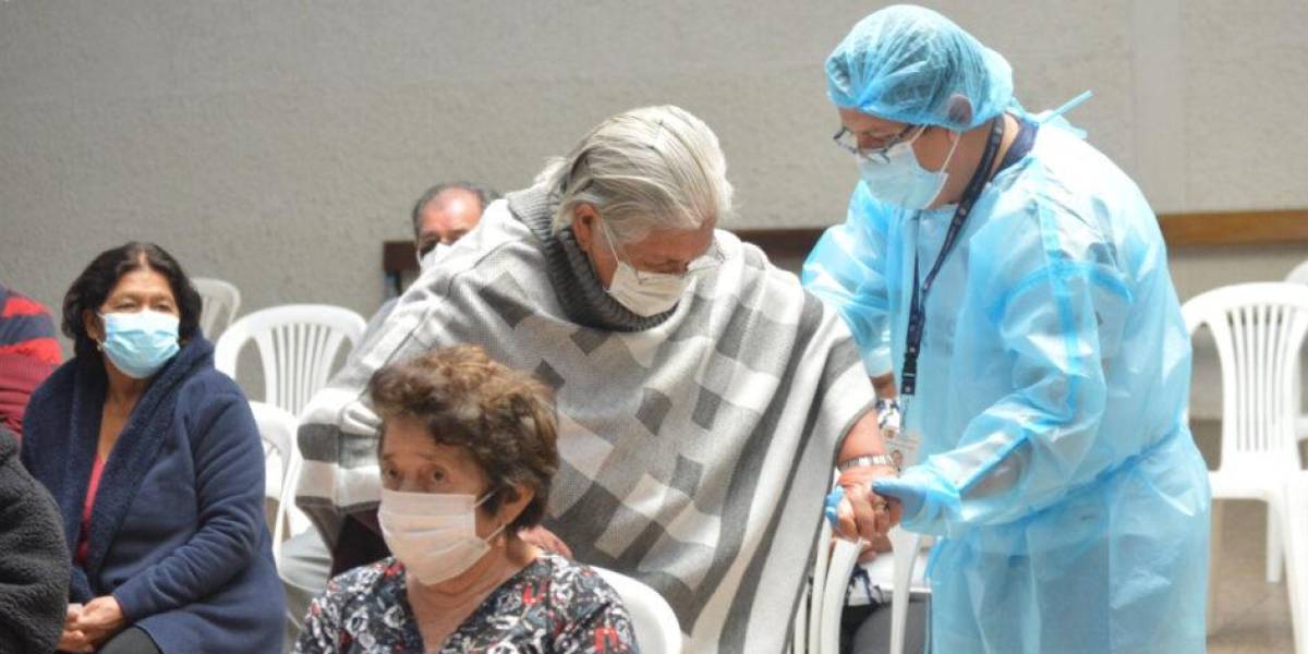 En Ecuador hay un 25 % de adultos mayores que no han sido vacunados