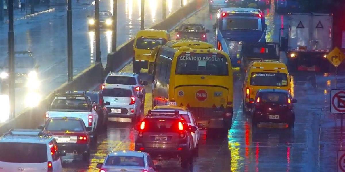 Caos vehicular en Guayaquil por más de 12 horas de lluvias