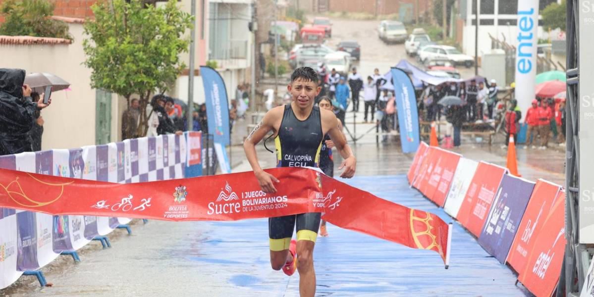 Nicolás Calvopiña ganó la medalla de oro en triatlón masculino de los Juegos Bolivarianos de la Juventud Sucre 2024
