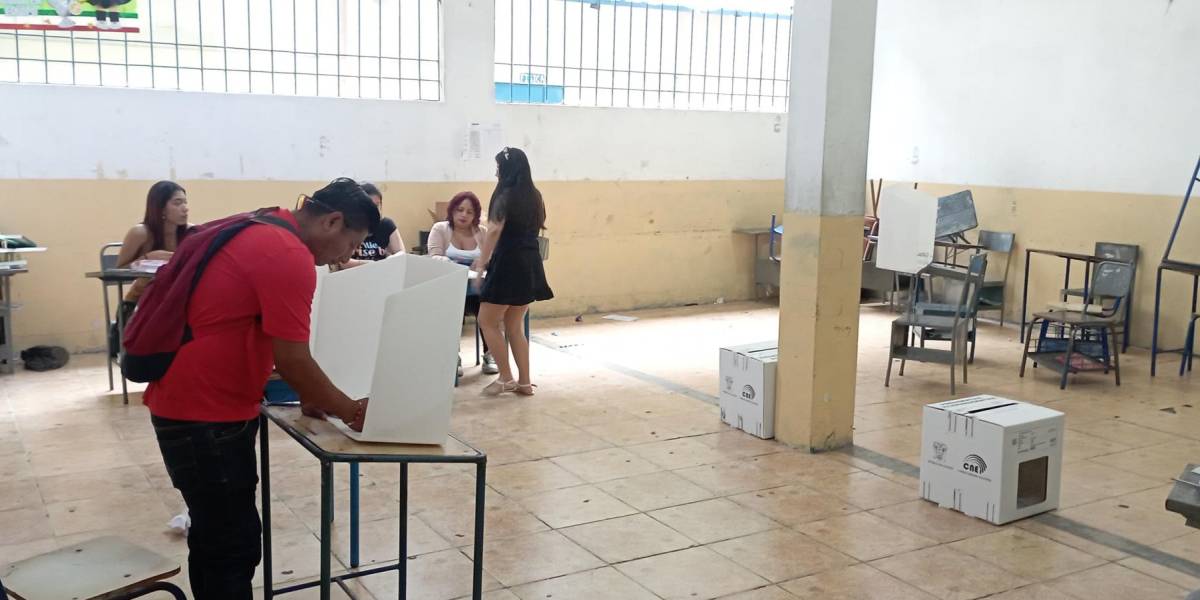 Sin mayores novedades comienza la jornada en los recintos electorales en Ecuador