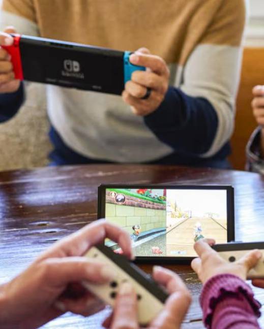 Personas jugando con el Nintendo Switch