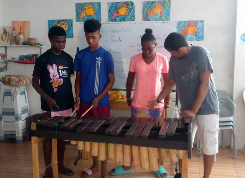 Jóvenes aprendiendo y experimentando con el instrumento.