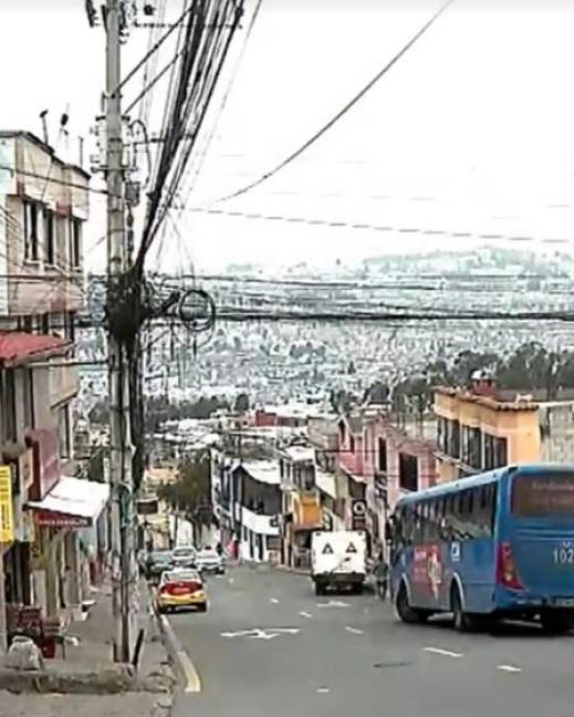 Vista panorámica de laa vía principal de San Enrique de Velasco, norte de Quito.