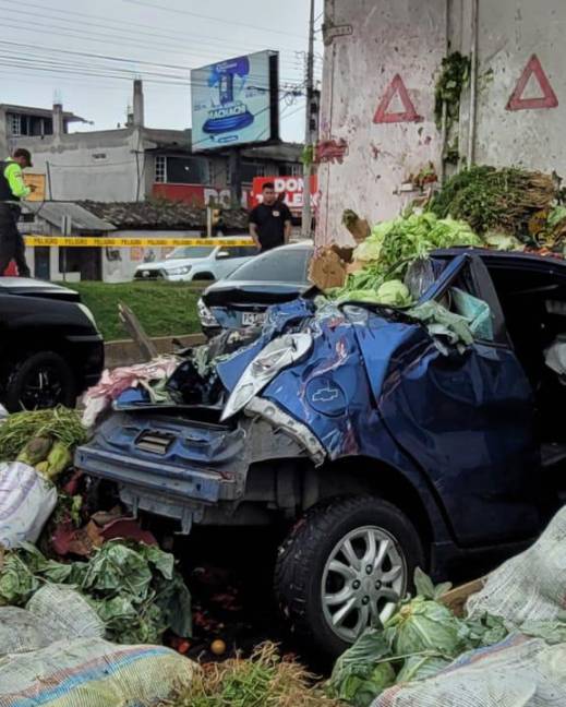 Imagen de un accidente múltiple en Machachi, Pichincha, este viernes 3 de mayo.