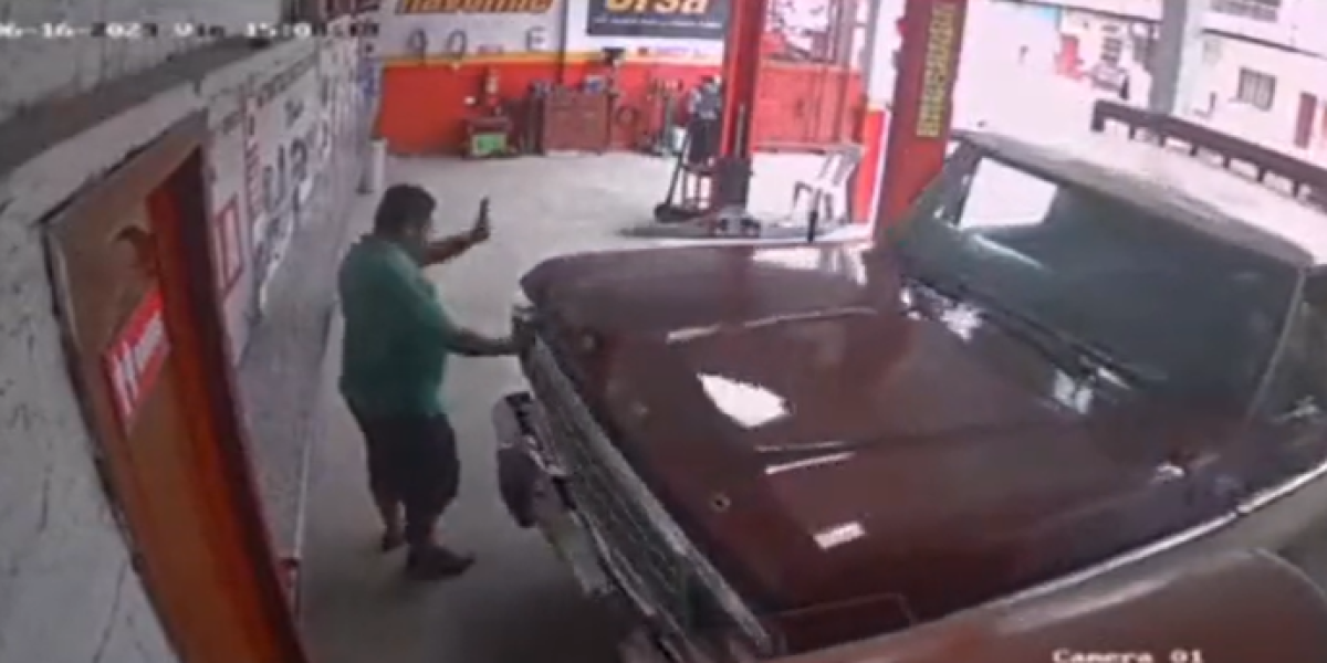(VIDEO) | Un mecánico murió tras ser embestido por una camioneta en un taller de Manabí