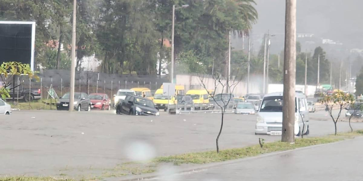 Quito: tres vehículos quedaron atrapados en la Ruta Viva por las fuertes lluvias