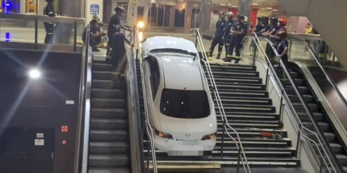 Hombre roba un auto y lo deja en las escaleras de una estación subterránea de Madrid