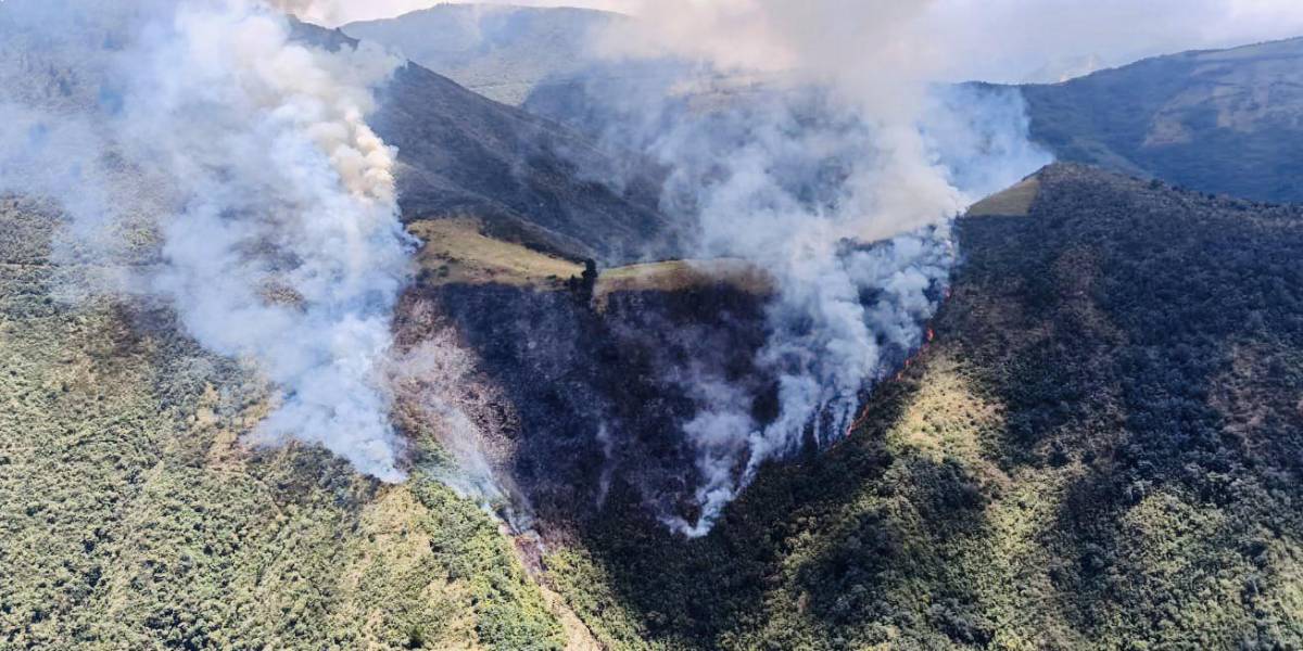 Quito: bomberos atienden un incendio en Chillogallo por segundo día consecutivo