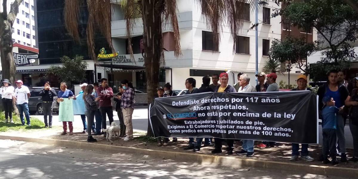 Quito: los empleados de El Comercio realizaron un plantón pacífico en las afueras del Ministerio de Trabajo