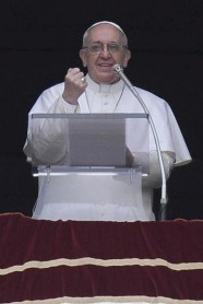 Miles de feligreses en el primer Ángelus del papa Francisco