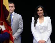 Foto de Verónica Abad junto a Daniel Noboa, en la entrega de credenciales como presidente y vicepresidenta del Ecuador.