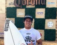 Surfista ecuatoriano, Israel Barona, en una competencia en Costa Rica
