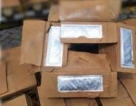 Imagen de paquetes de droga ocultos en los materiales de cartones, en Guayaquil.