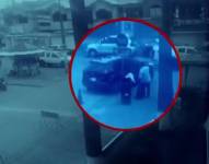 Imagen del carro en el que huyeron los criminales que asaltaron el vehículo blindado.