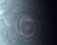 La misión Juno de la NASA captura la imagen de un rayo fantasmal en Júpiter.
