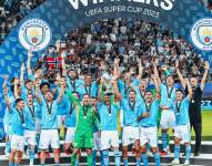 Jugadores del Manchester City levantan el trofeo de la Supercopa de Europa