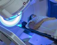 Imagen de una paciente atendiéndose en un acelerador lineal para radioterapias.