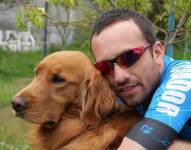 Pablo Vargas y su perro guía, Max. Ambos compiten en campeonatos de triatón.