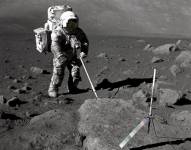 El astronauta del Apolo 17 Harrison Schmitt en 1972, cubierto de polvo lunar.