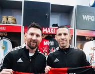 Lionel Messi y Maxi Rodríguez posan con la camiseta de Newells