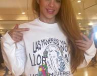 Shakira luce un buzo con la frase: Las mujeres ya no lloran, las mujeres facturan.