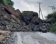 Imagen de la caída de rocas en el kilómetro 83 en la vía Aloag-Santo Domingo, la mañana de este domingo 7 de enero de 2024.