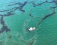 Un derrame de petróleo contaminó el balneario Las Playas, en Esmeraldas.