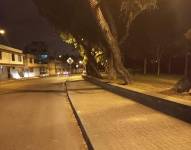 Vista del parque El Calzado, sur de Quito, durante la noche.