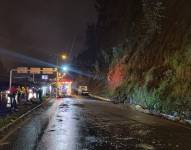 La autopista General Rumiñahui se cerró anoche por el deslizamiento de piedra y tierra en El Trébol.