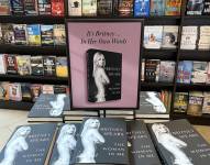 Ejemplares de las memorias de Britney Spears, tituladas The Woman In Me