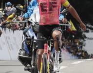 El ecuatoriano Richard Carapaz de EF Education Easypost celebra al ganar la quinta etapa de la carrera ciclística Tour Colombia 2024