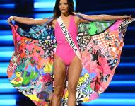 Miss Universo Venezuela 2022, Amanda Dudamel, mientras desfila en el escenario con un traje de baño de Jacqueline Aguilera, durante la 71.ª Competencia Preliminar de este concurso de belleza la noche del 11 de enero de 2023.