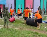 Imagen de militares supervisando que los reos saquen elementos de sus celdas en el patio de un pabellón de la cárcel Regional del Guayas.