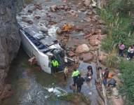 Un bus cayó al río en carretera Cuenca - Loja