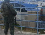 Foto de un militar en los exteriores de la cárcel de Cotopaxi, en una imagen difundida el 30 de marzo del 2024.