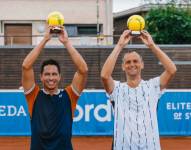 Losa tenistas Gonzalo Escobar y Aleksandr Nedovyesov levanta el trofeo del ATP 250 de Bastad