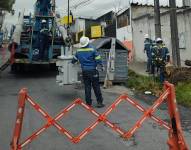 Imagen referencial de trabajos de mantenimiento de luminarias, en Quito.