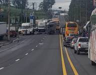 Transporte pesado bloque la vía Alóag-Santo Domingo