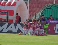 Jugadores de Técnico Universitario festejan uno de los goles ante Gualaceo
