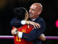 Presidente de la Real Federación Española, Luis Rubiales abraza a la jugadora Jenni Hermoso