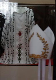 Artesanos cuencanos confeccionan vestimenta para el papa Francisco