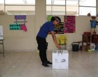 Un indígena shuar votó en Dayuma, en la provincia de Orellana (Ecuador).
