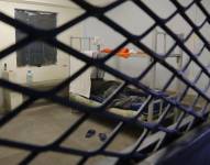Imagen de una persona dentro de una celda de la cárcel de Cotopaxi, durante un recorrido realizado el 22 de febrero de 2024.