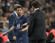 Lionel Messi observa al técnico el PSG Mauricio Pochettino tras ser sustituido en el partido contra Lyon.