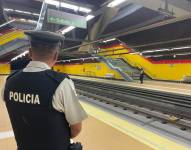 Los policías se ubican en los andenes de las estaciones del Metro.