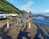 Derrame de petróleo en Esmeraldas: la mancha en el mar desaparece, pero sigue en la arena