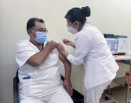 Un trabajador de la salud recibe una dosis de la vacuna bivalente.