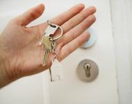 Imagen de una persona sosteniendo las llaves de un apartamento.